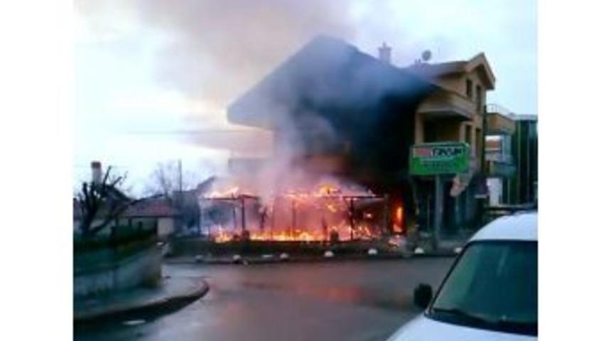 Doğal Gaz Borusu Patladı Kafe K&uuml;l Oldu
