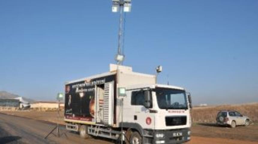 Ke&ccedil;i&ouml;ren Jenerat&ouml;rl&uuml; Aracı İle &Ouml;rnek Oluyor