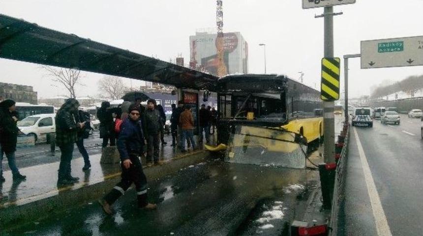 Merter&rsquo;de Metrob&uuml;s Kazası