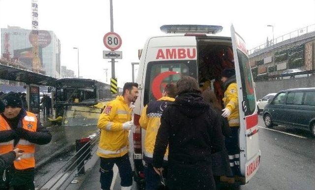 Merter’de Metrobüs Kazası