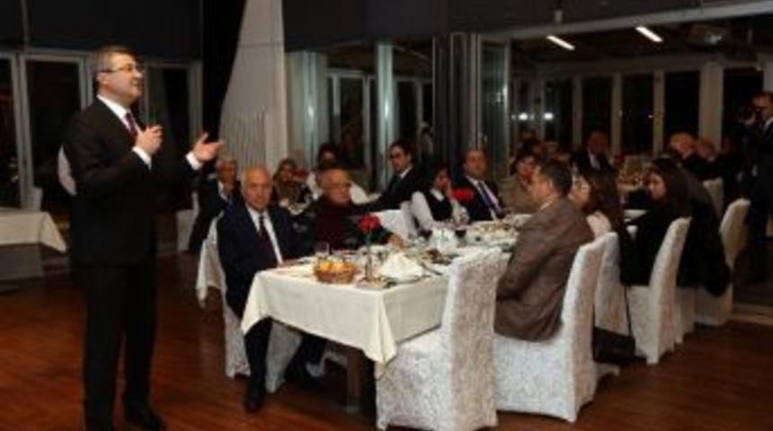 Başkan Yaşar, Hukuk&ccedil;ularla Yemekte Buluştu