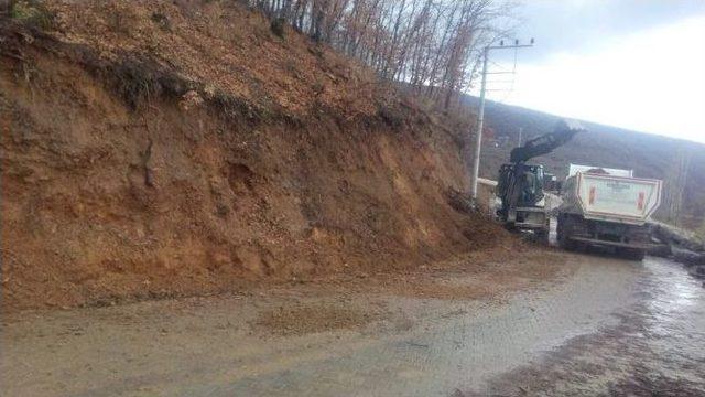 Alaşehir Belediyesi Asfalt Ve Bordür Çalışmalarını Sürdürüyor