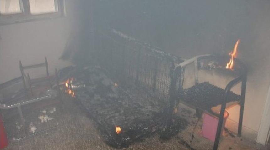 Madde Bağımlıları Kaldıkları Evi Yaktı