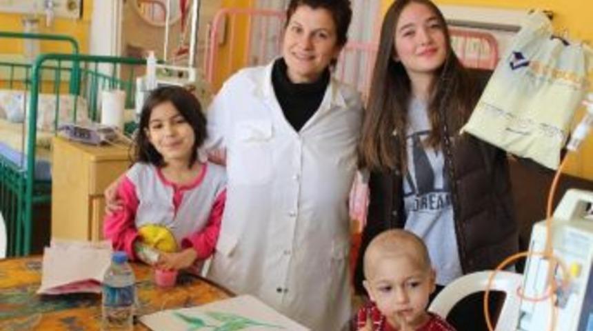 Öğrencilerden Hasta Çocuklara Oyuncak