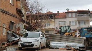 Şiddetli Lodos Evin Çatısını Yerine Sökerek Otomobilin Üzerine Uçurdu