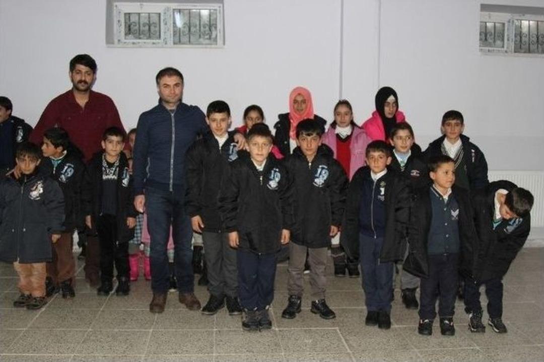 Başkale&rsquo;deki 600 &Ouml;ğrenciye Mont Yardımı