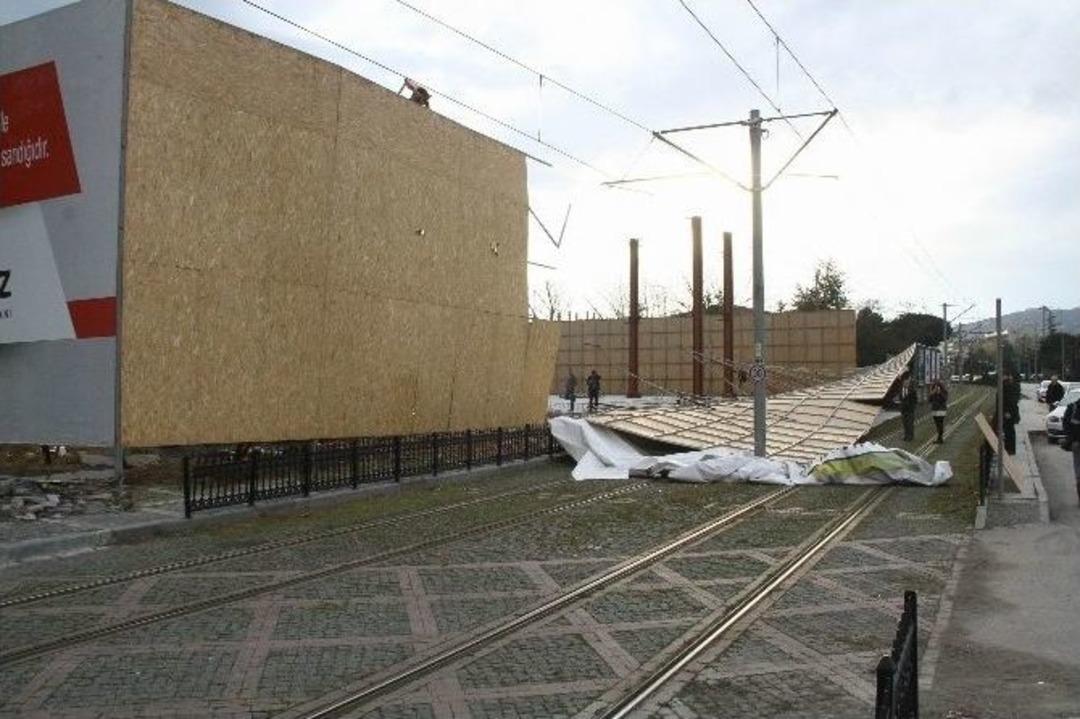 Hafif Raylı Sistem Hattına İnşaat Koruyucu Levhası D&uuml;şt&uuml;