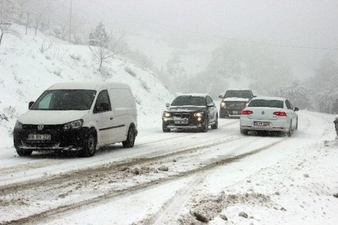 Kar Yağışı Uludağ Yolunu Kapattı, Karayolları 24 Saat &Ccedil;alışıyor