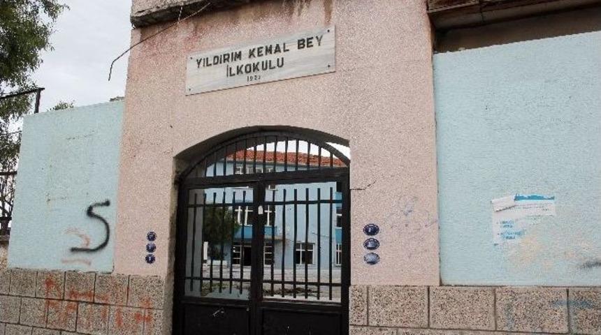 Boşaltılan Okul Tinercilerin Ve Balicilerin Mekanı Oldu