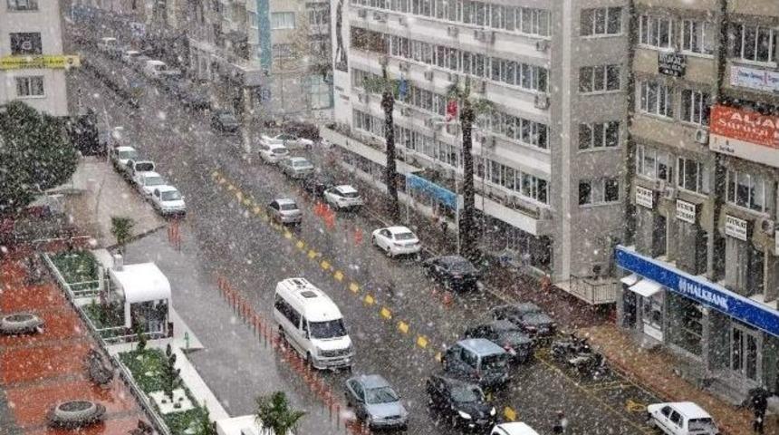 Kar Yağışı Aliağa’da Vatandaşları Sevindirdi