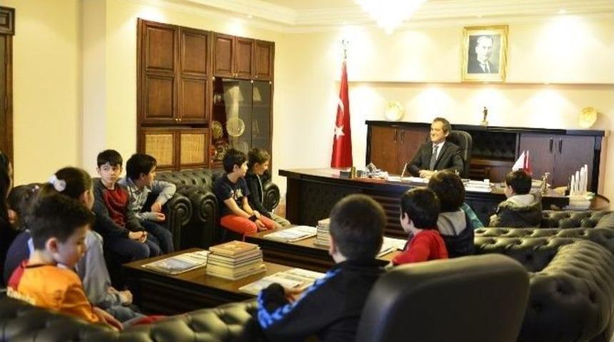 Enderun Buluşmalarına Katılan Minikler Katılım Belgelerini Rekt&ouml;r &Ouml;zer&rsquo;den Aldılar