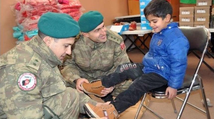 Tsk&rsquo;dan Afgan Miniklere Kışlık Mont