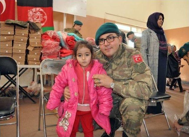 Tsk’dan Afgan Miniklere Kışlık Mont