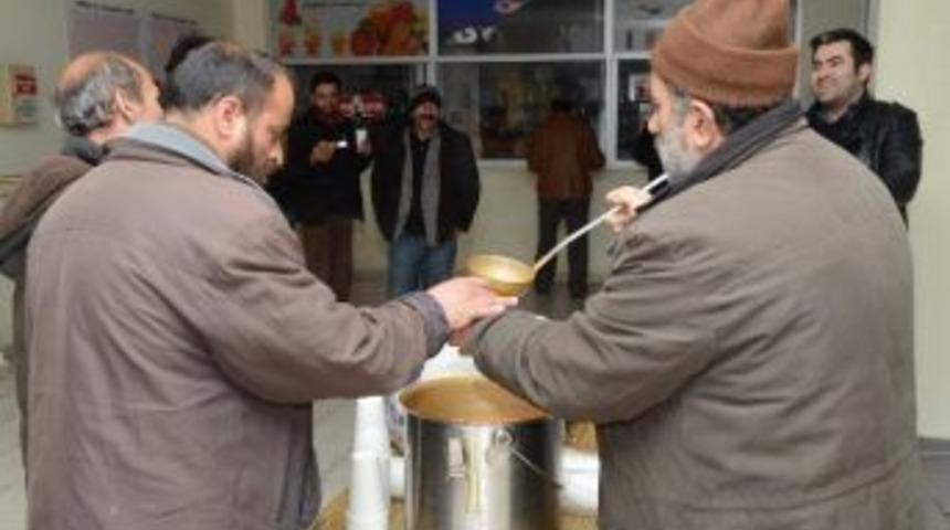 B&uuml;y&uuml;kşehir Belediyesi Fırtınalı Gecede Evsizleri Unutmadı