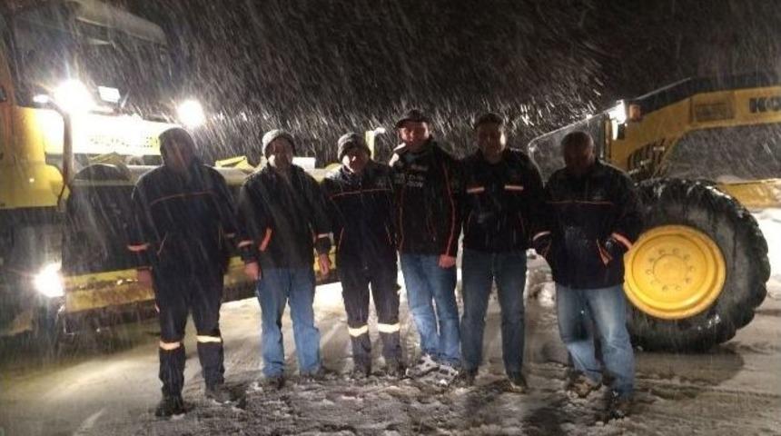 Yolda Biriken Karlara Kar K&uuml;reme Ara&ccedil;larıyla M&uuml;dahale