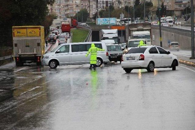 İzmir’de Kar Yağışı Yolları Kapattı