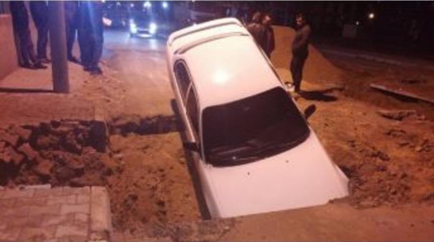 Dikkatsiz S&uuml;r&uuml;c&uuml; Otomobiliyle Yol Ortasındaki &Ccedil;ukura D&uuml;şt&uuml;