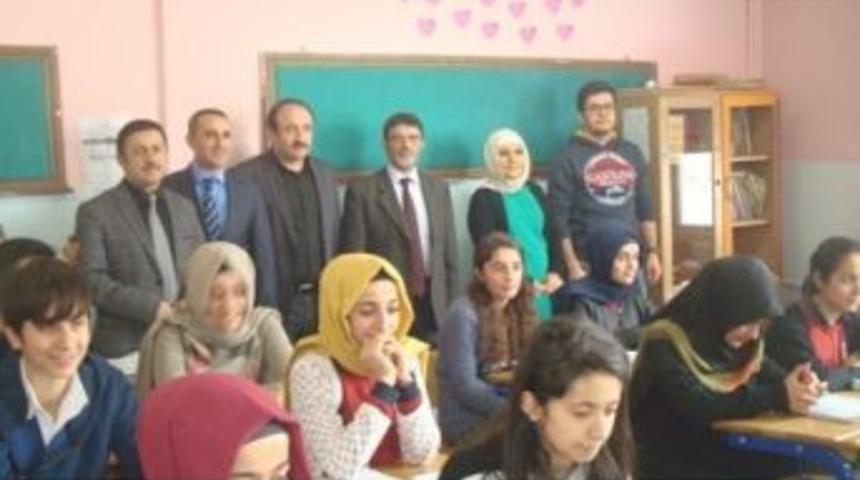 M&uuml;ft&uuml;l&uuml;kten İmam Hatip Lisesine Kitap Bağışı