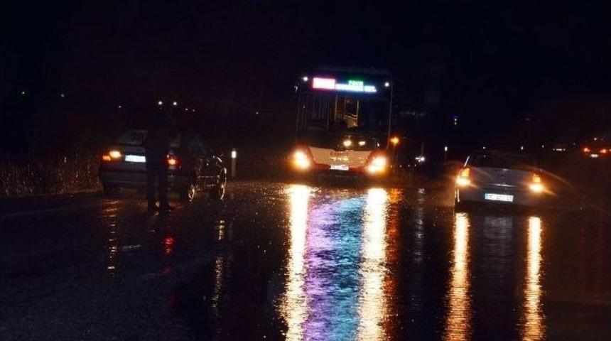 İzmir-fo&ccedil;a Kara Yolu Suyla Kaplandı