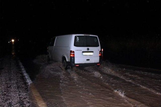 İzmir-foça Kara Yolu Suyla Kaplandı