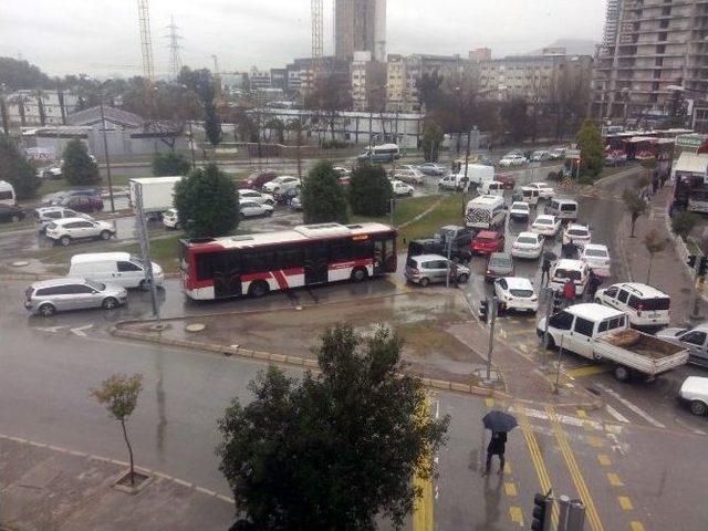 İzmir-foça Kara Yolu Suyla Kaplandı