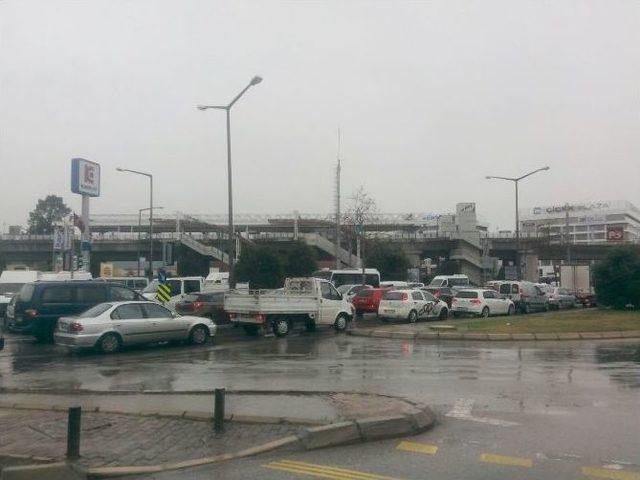 İzmir-foça Kara Yolu Suyla Kaplandı