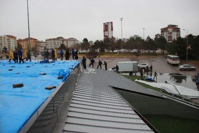 Rüzgar Erü’de Ağaçları Devirdi, Kongre Merkezi’nin Çatısını Uçurdu