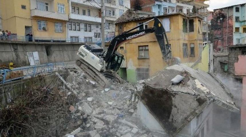 Trabzon&rsquo;da &Ccedil;&ouml;mlek&ccedil;i Kentsel D&ouml;n&uuml;ş&uuml;m Projesi Kapsamında Esentepe&rsquo;de 42 Binanın Yıkımına Başlandı