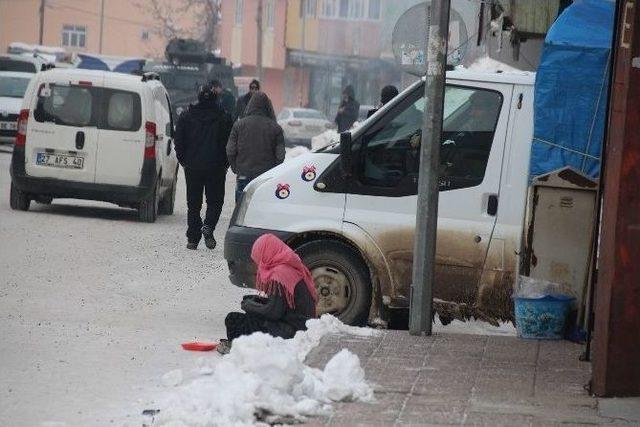 Karla Kaplı Yollarda Dilencilik