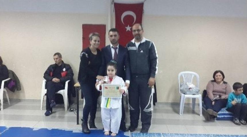 Burhaniye&rsquo;de Tekvandoya &Uuml;niversite Desteği