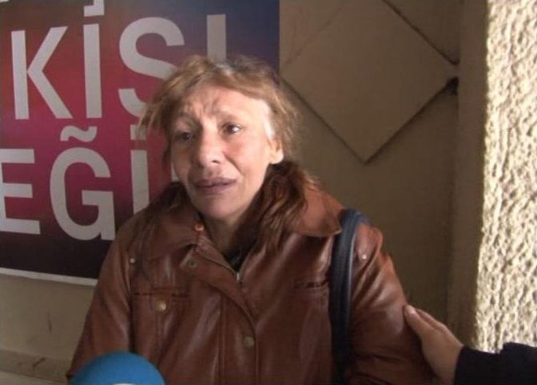 Soğuk Havada Sokakta Yaşayan Kadın G&ouml;zyaşlarına Boğuldu