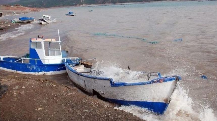 Tokat&rsquo;ta Şiddetli R&uuml;zgar Balık&ccedil;ıları Vurdu