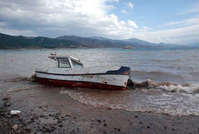 Tokat’ta Şiddetli Rüzgar Balıkçıları Vurdu