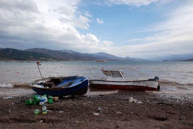 Tokat’ta Şiddetli Rüzgar Balıkçıları Vurdu