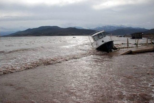 Tokat’ta Şiddetli Rüzgar Balıkçıları Vurdu