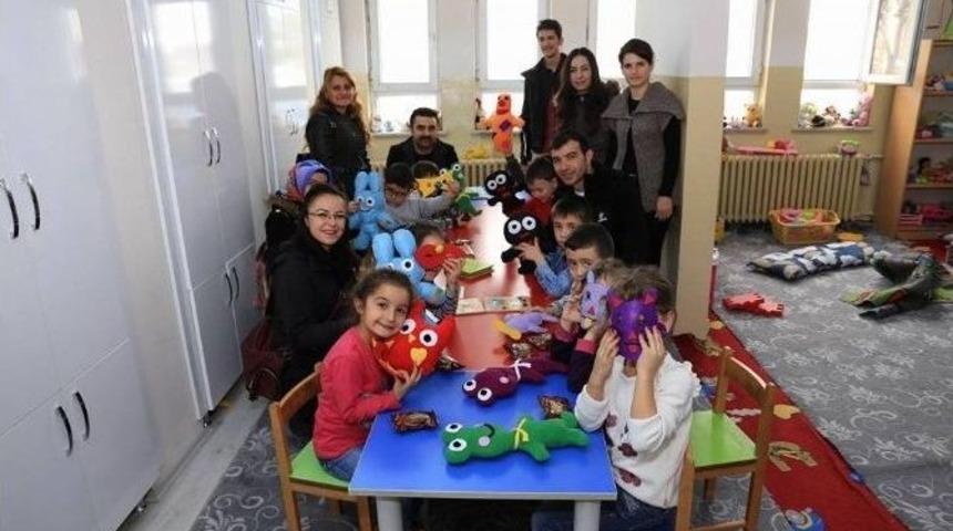 Dar Gelirli &Ouml;ğrencilerin Oyuncak Sevinci
