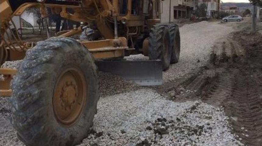 Manisa B&uuml;y&uuml;kşehir&rsquo;den Selendi&rsquo;de Mıcır Serme &Ccedil;alışması