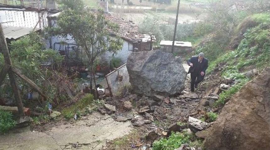 S&ouml;ke&rsquo;de Aşırı Yağış Yol Kapattı