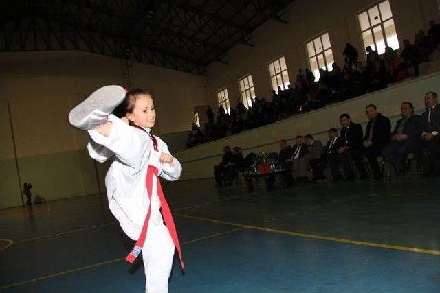 Kursiyer Minik Taekwondocuların Gösterileri Nefes Kesti