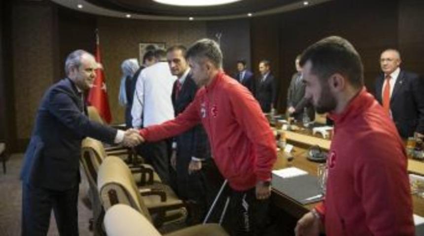 Bakan &Ccedil;ağatay Kılı&ccedil; Paralimpik Voleybolcuları Kabul Etti