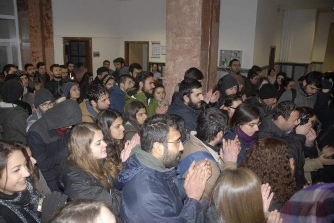 Anadolu &Uuml;niversitesi &Ouml;ğrencilerinden Akademisyenlere Destek