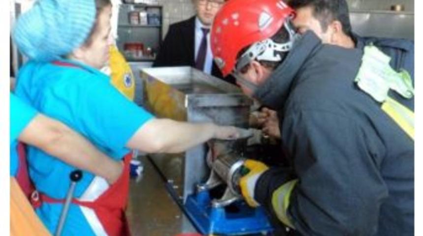 Kıyma Makinesinde Kopan Parmağı Yerine Dikildi