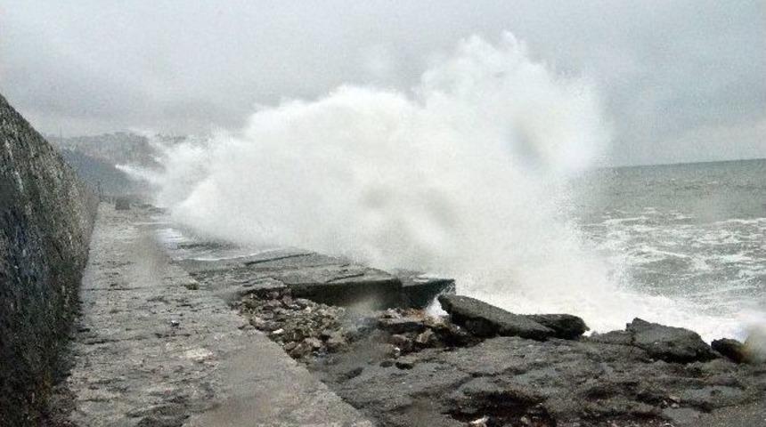 Karadeniz&rsquo;de Dalgalar Gemileri Beşik Gibi Salladı