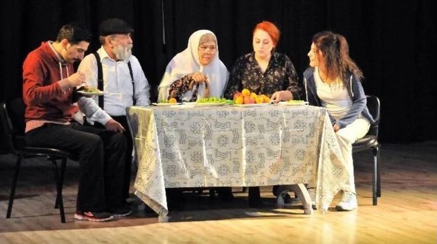 Akşehir&rsquo;de &lsquo;benim G&uuml;zel Ailem&rsquo; Oyununa Yoğun İlgi