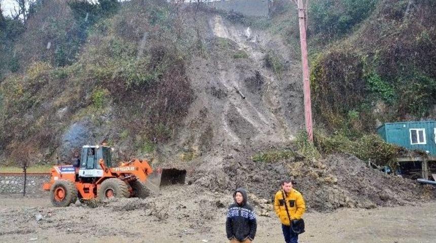 Otob&uuml;s Terminalinin Yakınında Heyelan