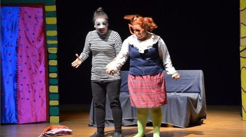 Tiyatro G&uuml;nleri&rsquo;nde Moliere&rsquo;in &ldquo;cimri&rdquo;si Minikler İ&ccedil;in Sahne Aldı