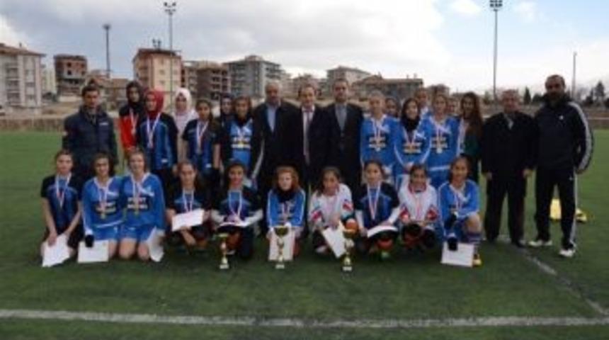 Okullar Arası Gen&ccedil; Kızlar Futbol M&uuml;sabakaları Sona Erdi