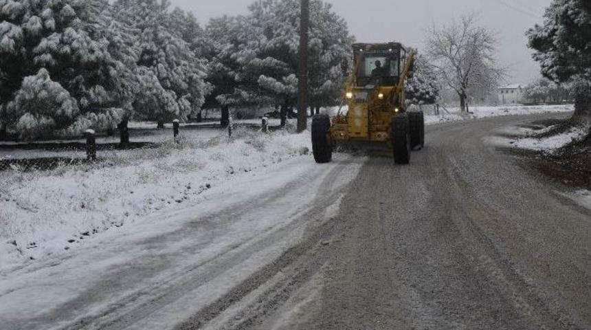 T&uuml;m Yollar Kar Mesaisiyle Kontrol Altında