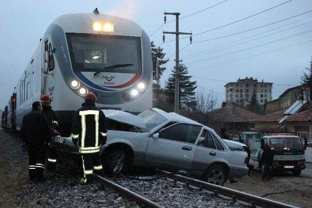 Yolcu Treni Otomobile Çarptı: 1 Ölü