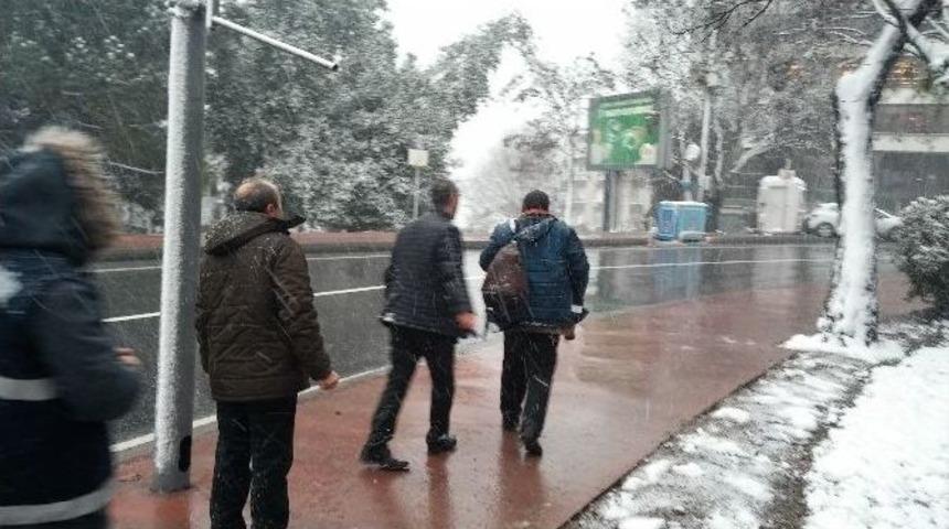 Soğuk Havada Dışarıda Kalan Siyahi Evsiz, Yardım Kabul Etmedi